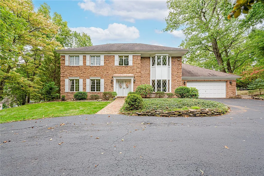 242 Cobblestone Dr photo 1