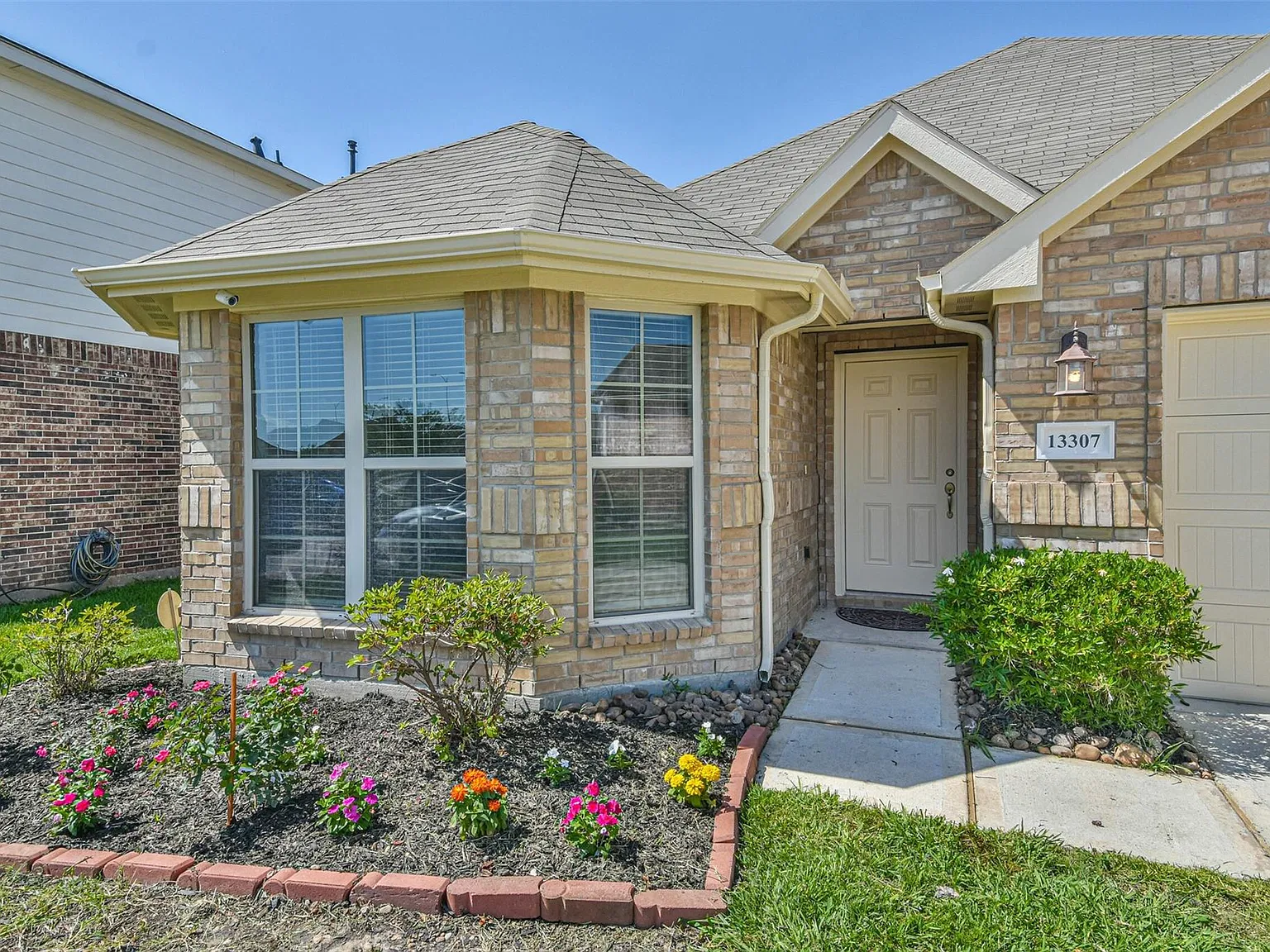 3 bed, 2.0 bath, 1705 sqft, $2,000 — Photo 2