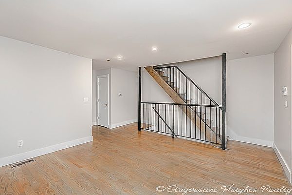 1st image of 349 Vernon Ave #9
