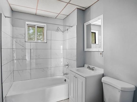 4th image of 190 Saint Charles St #3