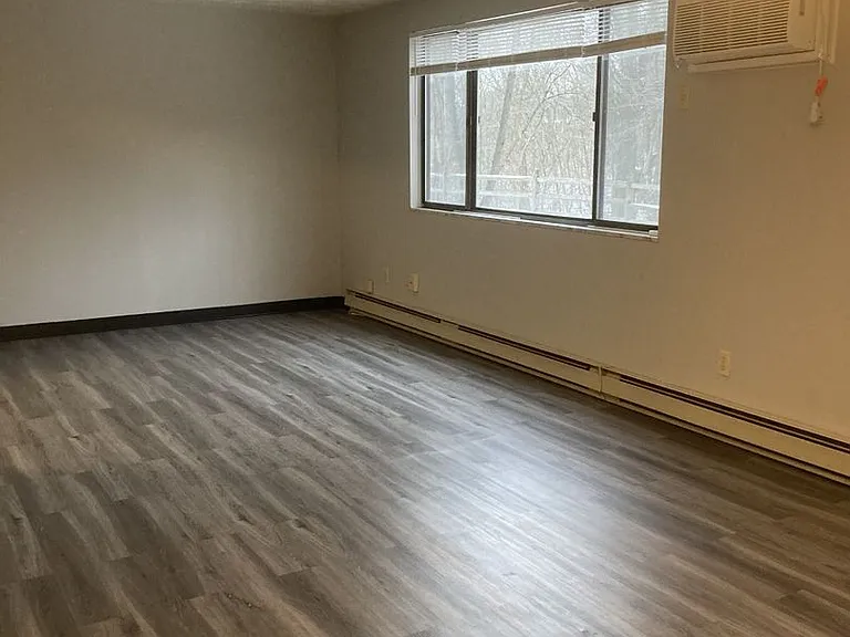 Hillcrest Avenue Apartments — Photo 1