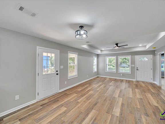 5th image of 601 E Church St