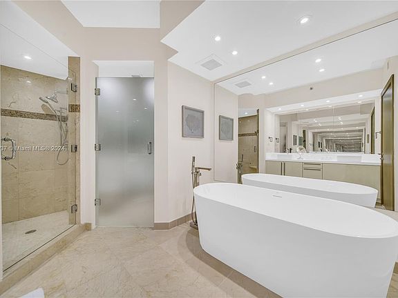 3rd image of 1000 S Pointe Dr Floor 20
