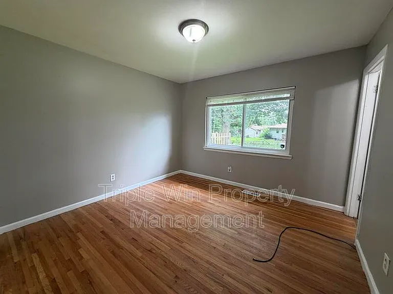 714 Undercliff Dr — Photo 21