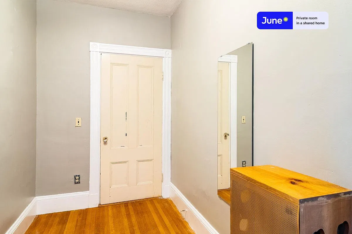 Full bedroom in 5 bed/1 bath home in Somerville #1702 B — Photo 2