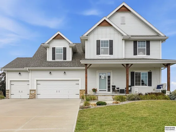 11012 Superior Dr, Papillion, NE 68046