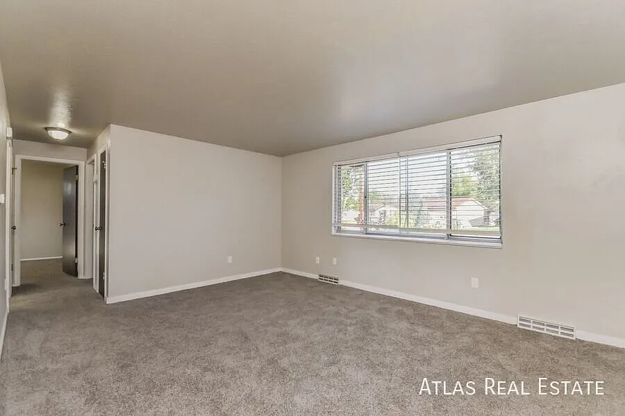 Alluring 4 Bed 2 Bath Home Centrally Located With A/C! Free 55" Tv If Moved In By 9/15! — Photo 4
