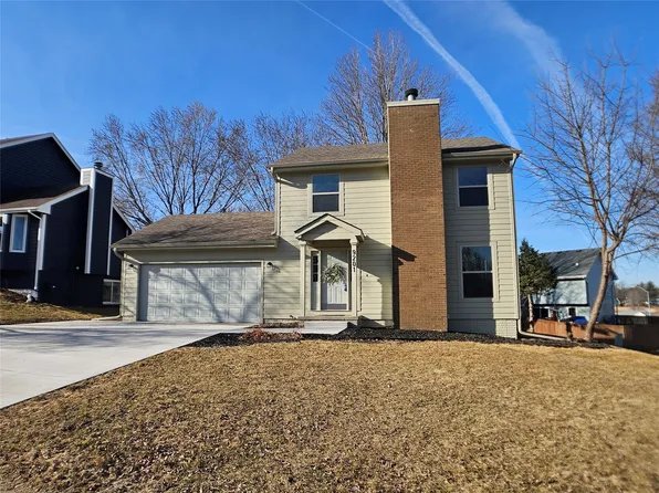 9201 Lakewood Cir, Norwalk, IA 50211