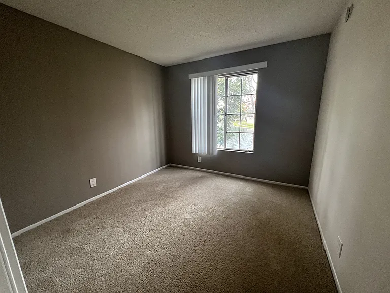 Versailles on the Lake Apartments — Photo 143