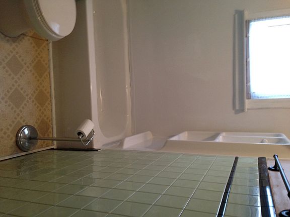 Full bath, 2nd fl