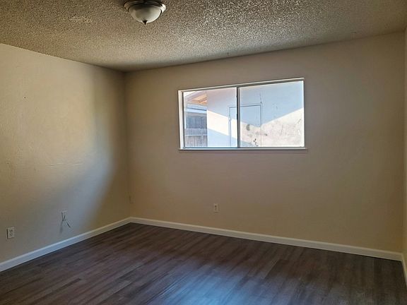 3rd image of 3007 W Walnut Ave