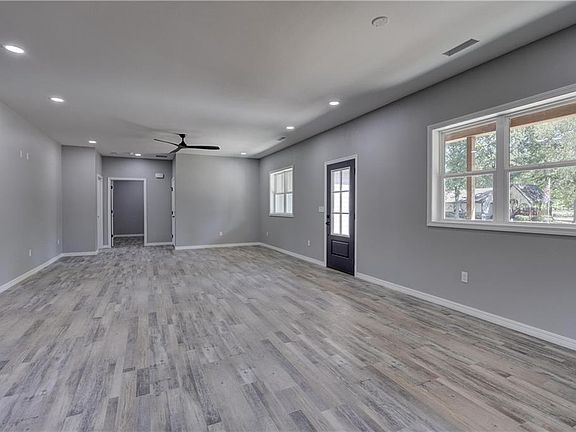 4th image of 1103 Lakewood Dr