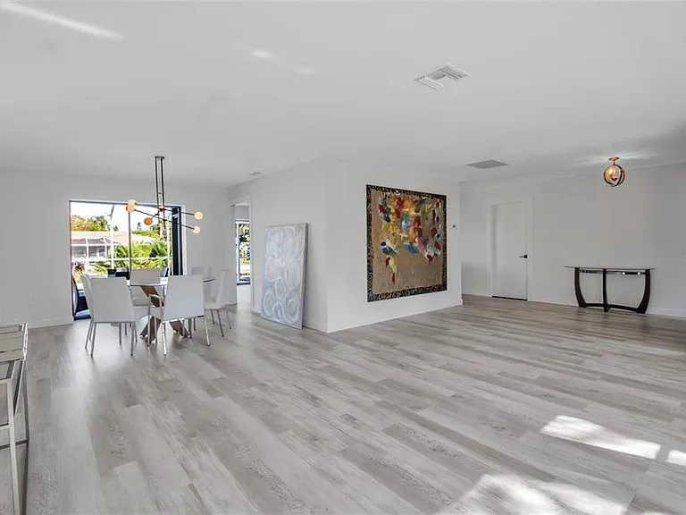 1649 Stanford Ln — Photo 4