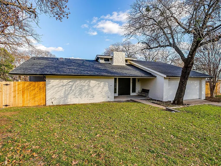 4107 Shamrock Dr — Photo 2