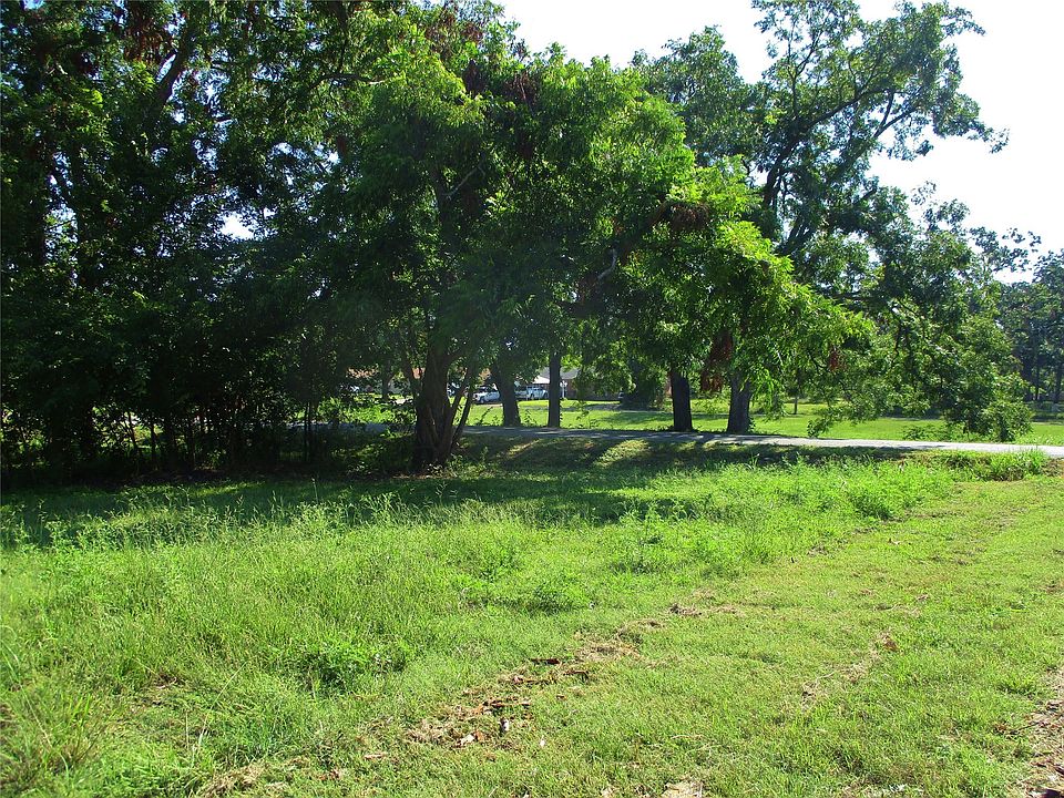 2nd image of 809 E 7th St