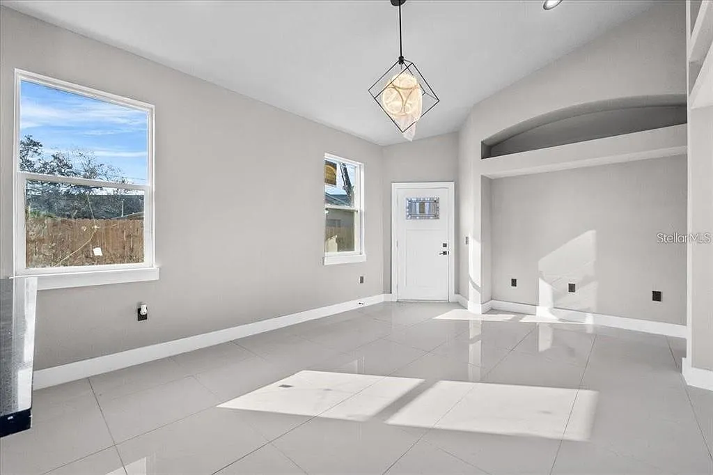 3 bed, 2.0 bath, 1144 sqft, $2,000 — Photo 4