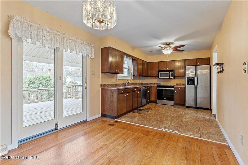 3rd image of 1158 Hendrickson Avenue