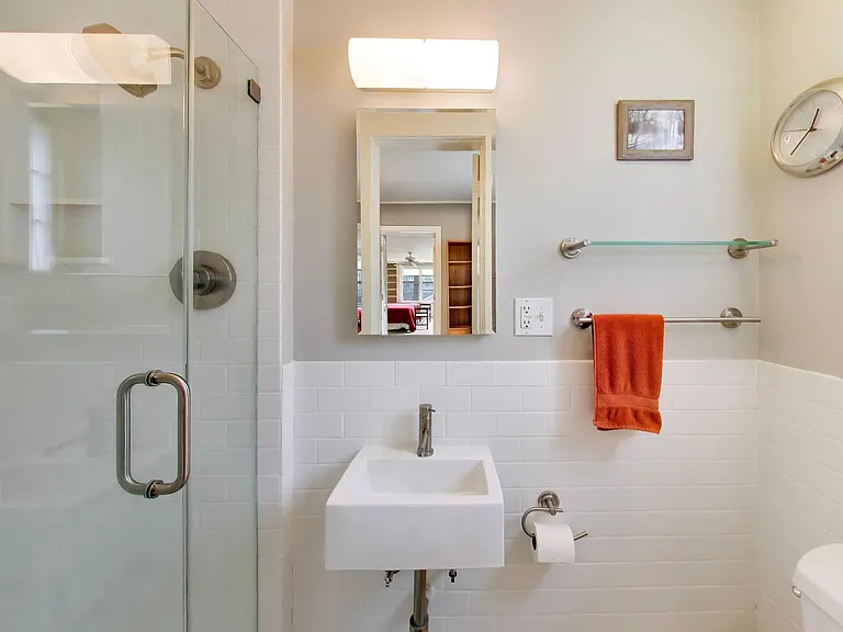 2624 Thayer St — Photo 22
