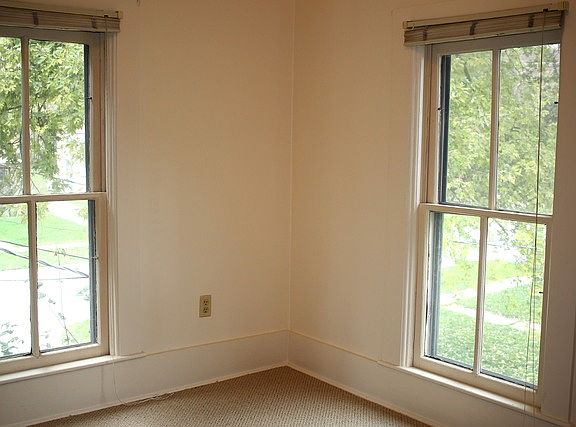 3rd image of 11006 N Woodstock St