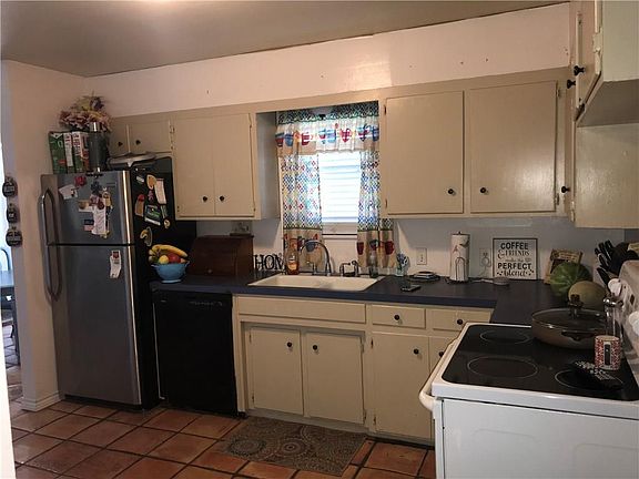 3rd image of 511 W College St