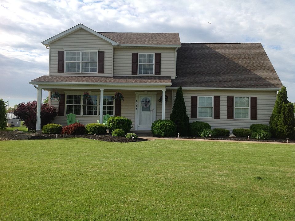 Front view on corner lot