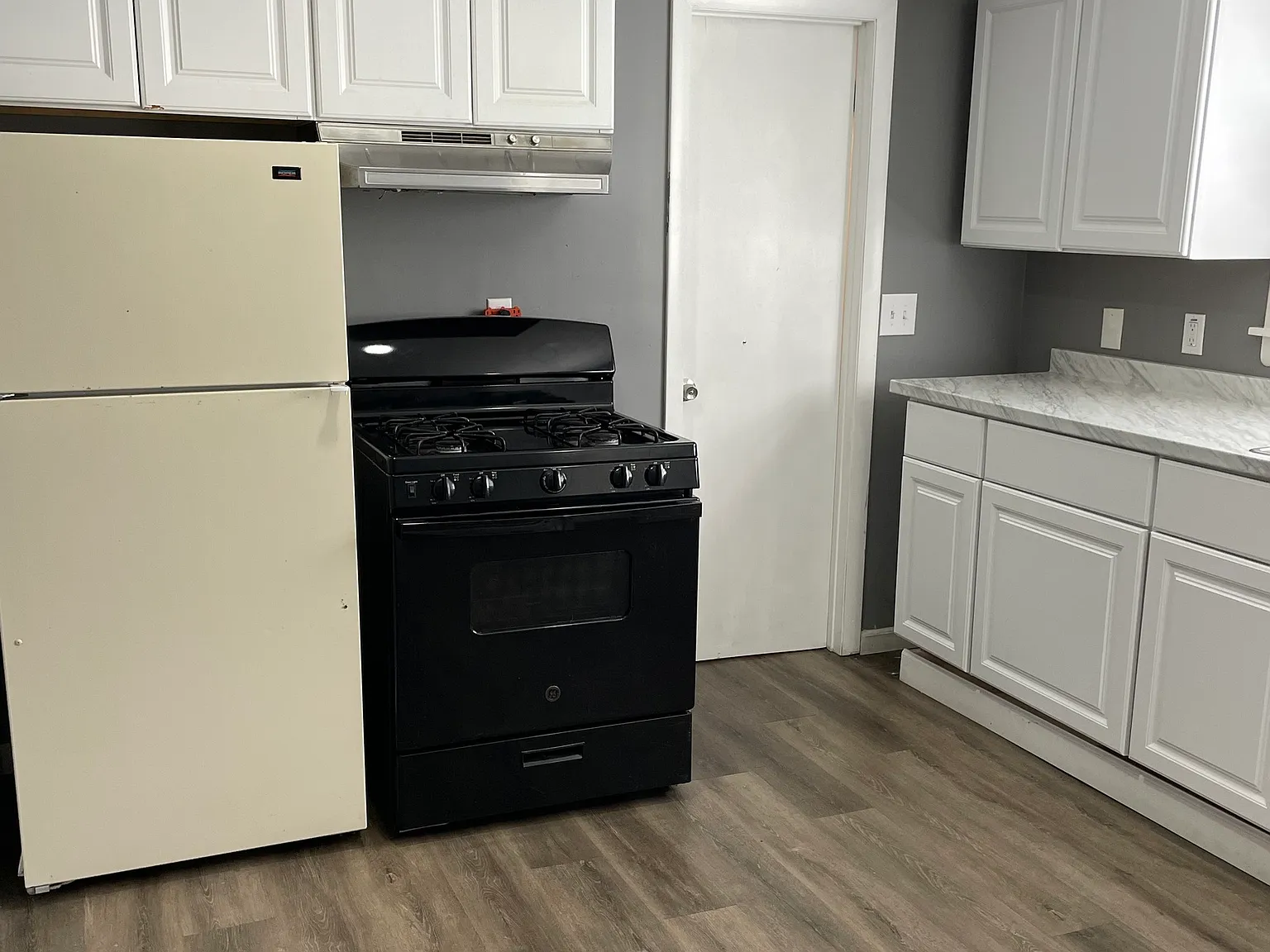 3 bed, 1.0 bath, 3185 sqft, $2,000 — Photo 2