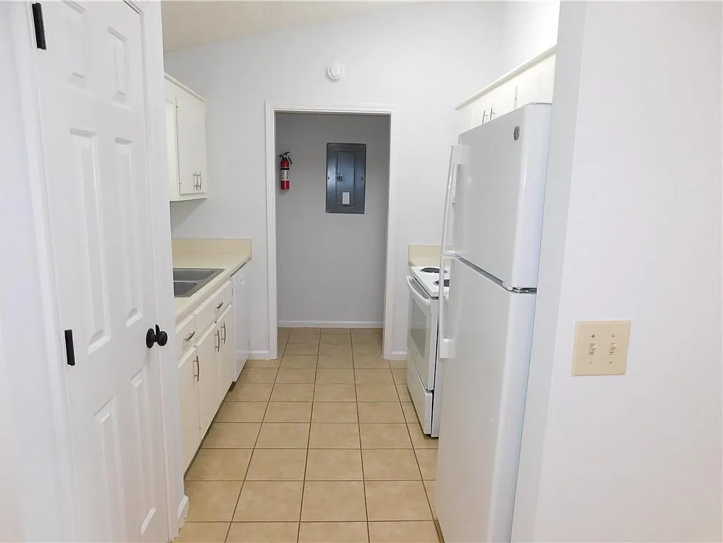 2 bed, 1.0 bath, 884 sqft, $1,395 — Photo 4