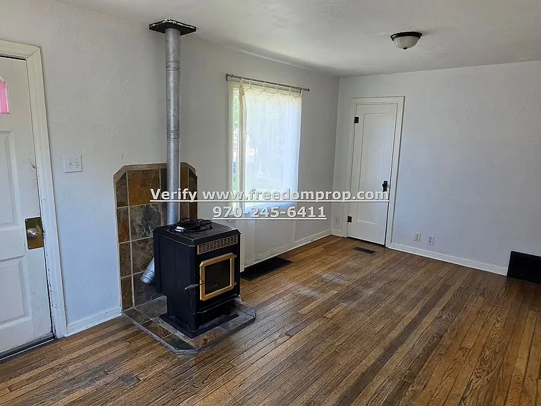1015 Belford Ave — Photo 2