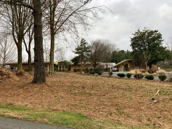 9903 Beach Mill Rd, Great Falls, VA 22066
