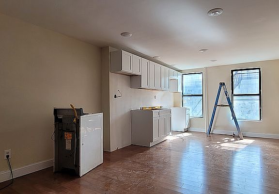 4th image of 420 E 120th St #3