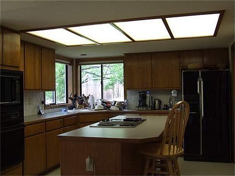 4th image of 215 Broadmoor St