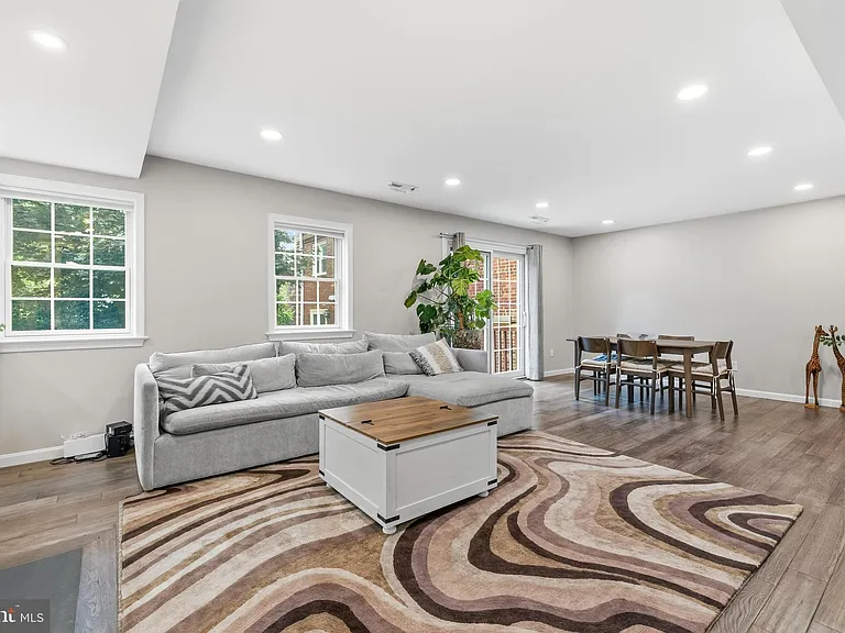 4880 Chevy Chase Dr #133 — Photo 2