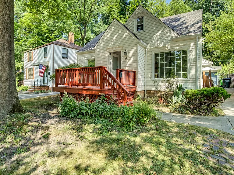 217 Grand Blvd — Photo 1