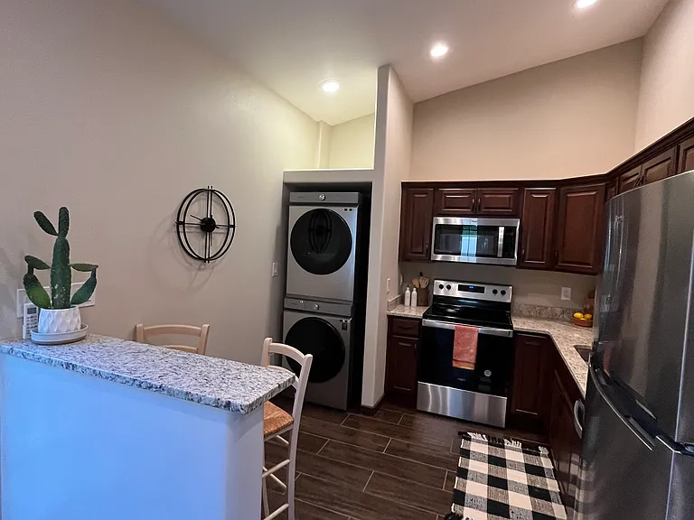 542 Salazar St — Photo 6