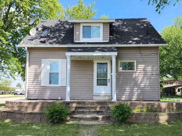 913 W Marion St, Manchester, IA 52057