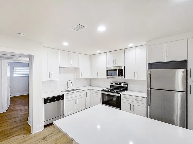 907 N Beacon — Photo 3