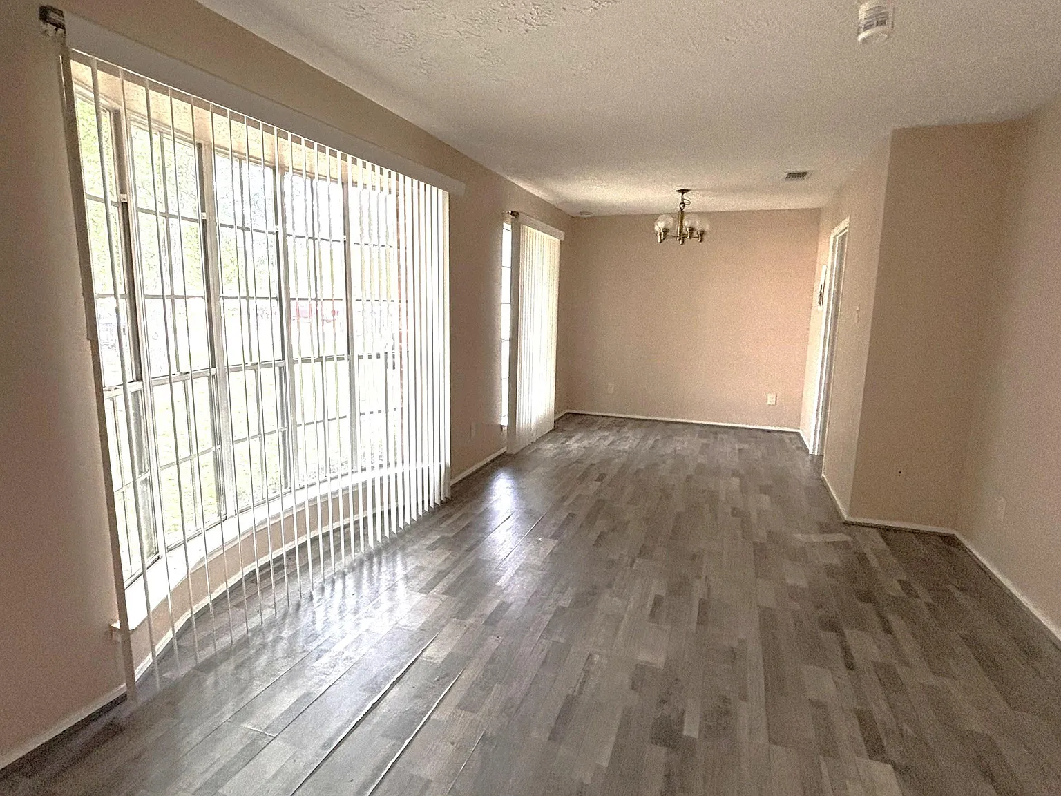 4 bed, 1698 sqft, $1,900 — Photo 3