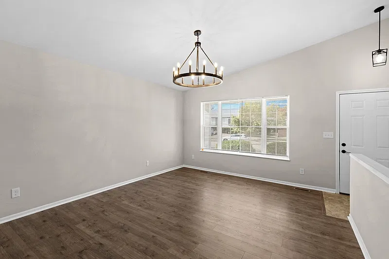 3 bed, 2.0 bath, 1038 sqft, $2,100 — Photo 4