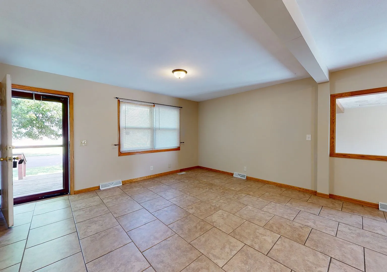 3 Bedroom, 1.5 Bathroom House — Photo 3