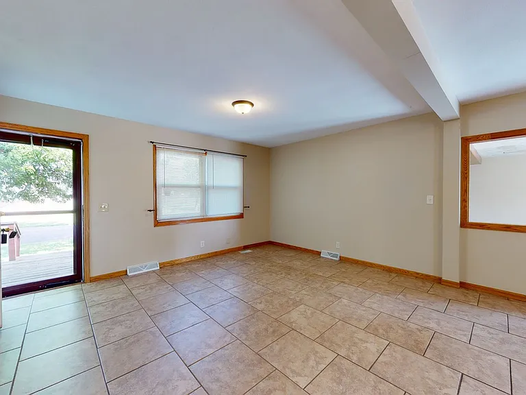 507 S Bismark Ave — Photo 3