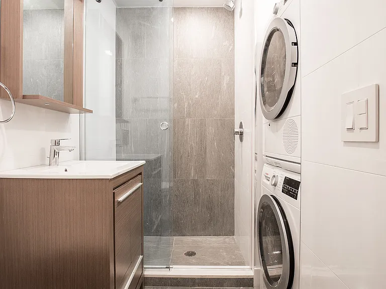 234 E 24th St #4RW — Photo 2