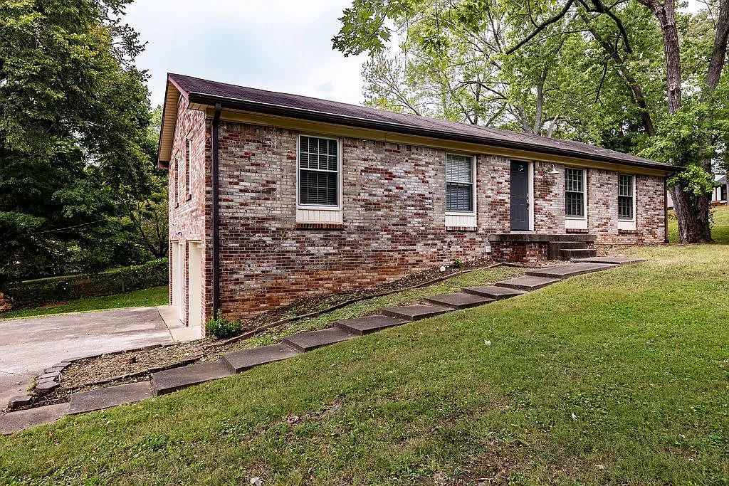 4 bed, 1.5 bath, 2028 sqft, $1,825 — Photo 2