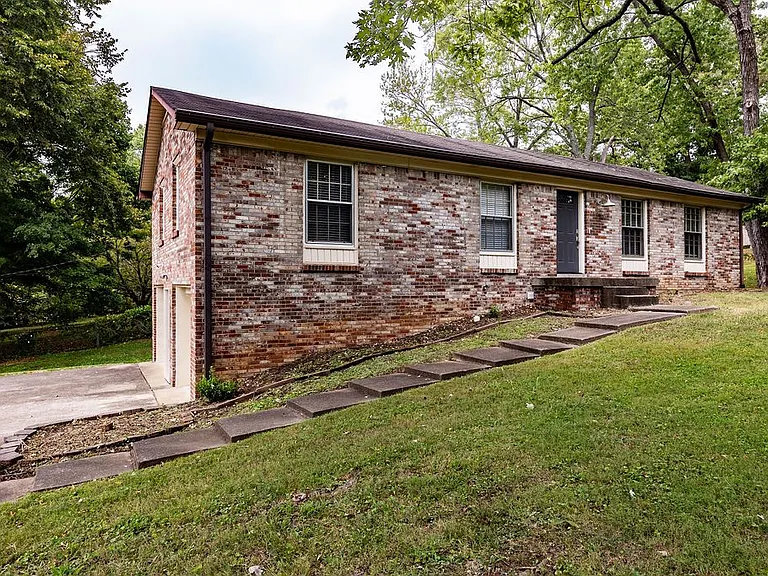 205 Lady Marion Dr — Photo 2