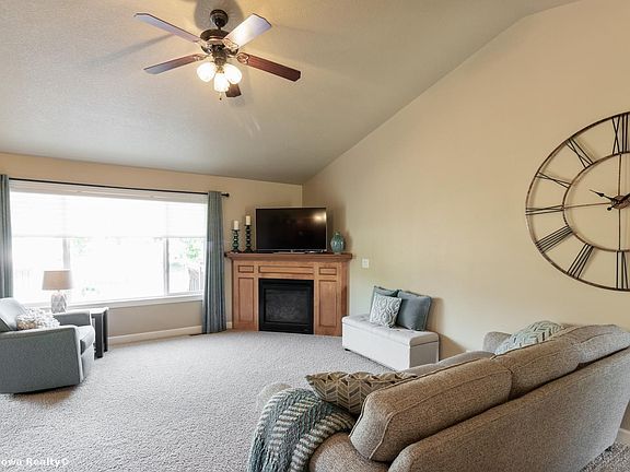 3rd image of 415 S Huston Dr