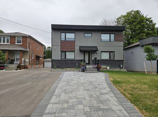 11 Edison Cir, Toronto, ON M6L2L3