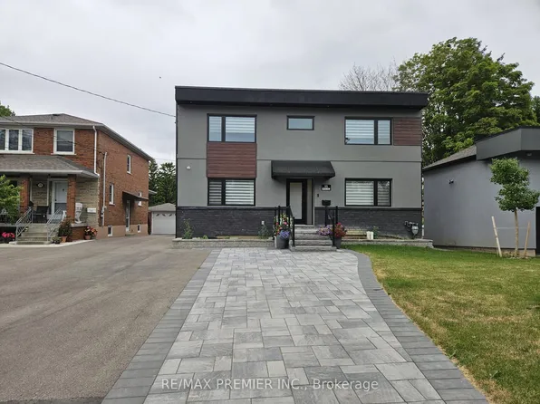 11 Edison Cir, Toronto, ON M6L 2L3