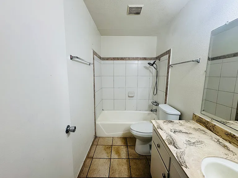 181 W Buena Vista St #C — Photo 7