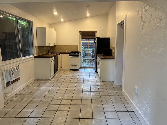 3rd image of 2958 Bridgeport Ave