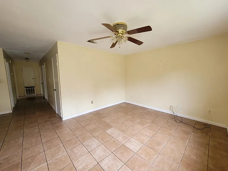 127 Lexington Dr — Photo 5