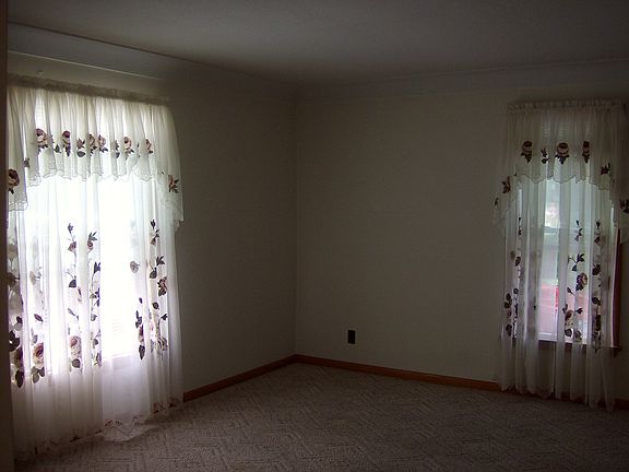 3rd image of 837 Norton Ave